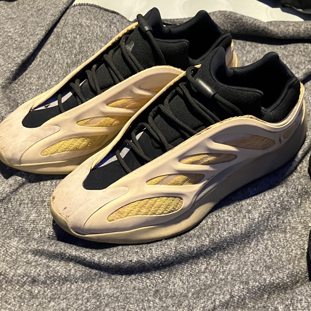 Adidas Yeezy 700 V3 ‘Mono Safflower’